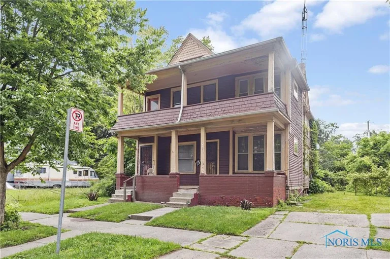 Price cut: $3.1K-Affordable Toledo Gem with Major Upgrades and Endless Potential: 2360 Maplewood Ave