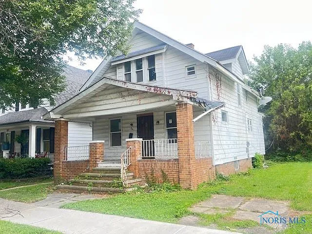 Price cut: $6K-Charming Fixer-Upper Opportunity in North Toledo – $9,888